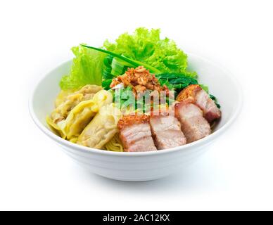 Eiernudeln mit knusprigen Braten Bauchspeck und Wan-tan Knödel ontop Knusprige Knoblauch und Frühlingszwiebeln in Schale. Asiatische Küche Fusion style Seitenansicht Stockfoto