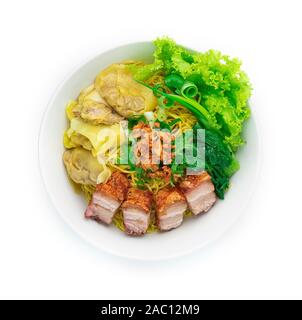 Eiernudeln mit knusprigen Braten Bauchspeck und Wan-tan Knödel ontop Knusprige Knoblauch und Frühlingszwiebeln in Schale. Asiatische Küche Fusion style Top View Stockfoto