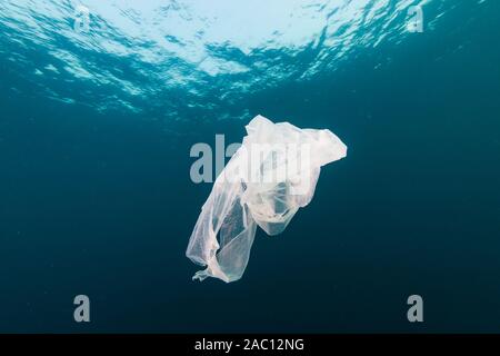 Kunststoff Verschmutzung in den Ozean - eine weggeworfene Tüte Treiben unter Wasser in einem tropischen Meer Stockfoto