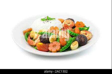 Rühren Sie gebraten Zuckerschoten mit Shrimps (Garnelen), geschnitzte Karotten Blume und Mais shap und Knoblauch serviert mit Reis ontop Sesam und Blatt Minze (thua Lantao Phat Stockfoto