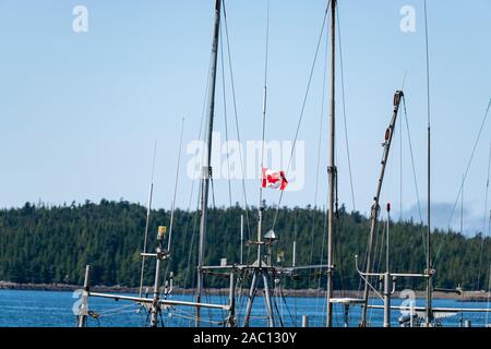 Die kanadische Flagge auf dem Mast eines Fischerboot in Preis Rupert, British Columbia, Kanada Stockfoto