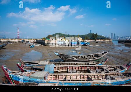 Alte, offene Fischerboote im Hafen bei Ebbe an der Küste von Xiamen, China Stockfoto