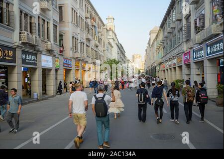 Die Zhongshan Road ist eine Fußgängerzone in Xiamen, China, die von alten Gebäuden im Kolonialstil gesäumt wird Stockfoto