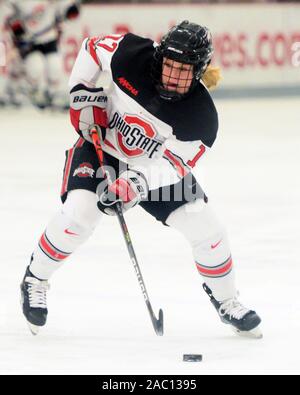 Columbus, Ohio, USA. 29 Nov, 2019. Ohio State Buckeyes vorwärts Emma Maltais (17) trägt den Puck gegen Cornell in ihr Spiel in Columbus, Ohio. Brent Clark/CSM/Alamy leben Nachrichten Stockfoto