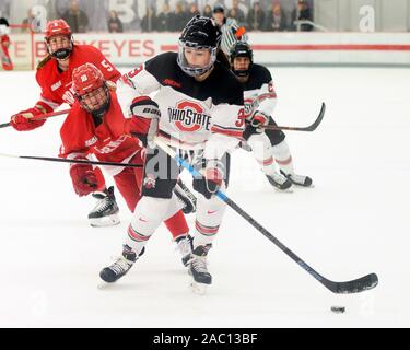 Columbus, Ohio, USA. 29 Nov, 2019. Ohio State Buckeyes defenseman Jincy Dunne (33) trägt den Puck gegen Cornell in ihr Spiel in Columbus, Ohio. Brent Clark/CSM/Alamy leben Nachrichten Stockfoto