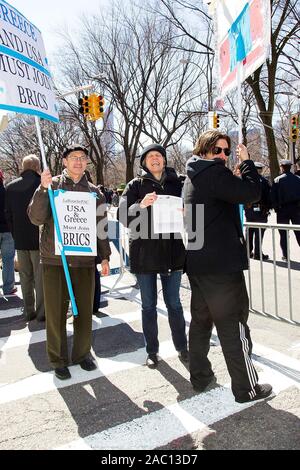 New York, NY, USA. 29. März 2015. Christopher Sare, Diane Sare Der, LaRouche Political Action Committee an der griechischen Unabhängigkeit Parade auf der 5th Avenue Parade Route. Quelle: Steve Mack/Alamy Stockfoto