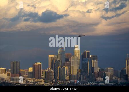 Los Angeles, Kalifornien, USA. 29 Nov, 2019. Gewitterwolken Decke der Los Angeles Skyline mit den San Gabriel Mountains im Hintergrund am Freitag. Kalifornien ist nach einem leistungsfähigen Thanksgiving Sturm durchnäßt. Regen und Schnee, die Duschen sind weiterhin in Teile des Staates Freitag Morgen während Himmel anderswo Clearing sind. Credit: Ringo Chiu/ZUMA Draht/Alamy leben Nachrichten Stockfoto