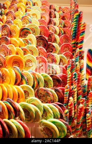 Umea, Norrland in Schweden - Oktober 22, 2019: Große und viele Lutscher an einer Wand in Candy Store Stockfoto
