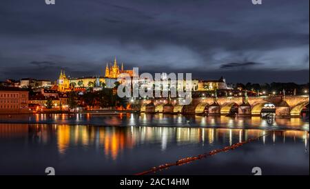 Die Karlsbrücke über die Moldau, die St. Vitus Kathedrale und die Prager Burg, den Hradschin, Altstadt, Nacht, Prag, Böhmen, Tschechien Stockfoto