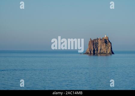 Strombolicchio, Cliff mit Leuchtturm, Lipari, Äolische Inseln Lipari Inseln, das Tyrrhenische Meer, Süditalien, Sizilien, Italien Stockfoto