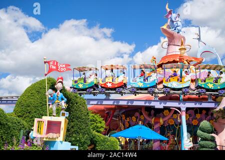 Seuss Landing Trolley Zugfahrt, Menschen auf Fahrten, Familie, Erwachsene mit Kindern, Insel der Abenteuer, Universal Studios Resort, Orlando, Florida, USA Stockfoto