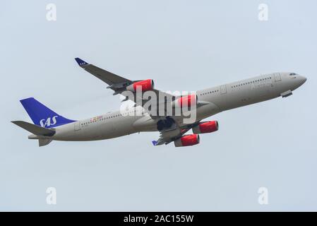 Tokyo, Japan - 17.April 2019. OY - KBA SAS Scandinavian Airlines Airbus A340-300 vom Flughafen Tokio Narita International (NRT). Narita ist der geschäftigste Stockfoto