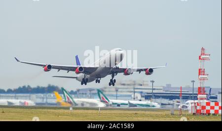 Tokyo, Japan - 17.April 2019. OY - KBA SAS Scandinavian Airlines Airbus A340-300 vom Flughafen Tokio Narita International (NRT). Narita ist der geschäftigste Stockfoto