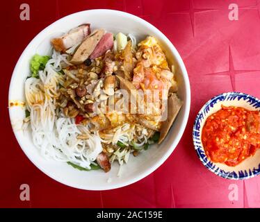 Traditionelle vietnamesische Nudelsuppe mit Fischsauce (Bun Mam Nem) in Da Nang, Vietnam. Stockfoto