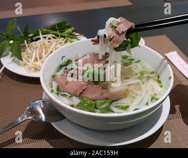 Traditionelle vietnamesische Nudelsuppe (Pho Bo) in einem lokalen Restaurant. Pho war auf Welt 50 Die Leckersten Lebensmittel durch CNN Gehen zusammengefasst aufgeführt. Stockfoto