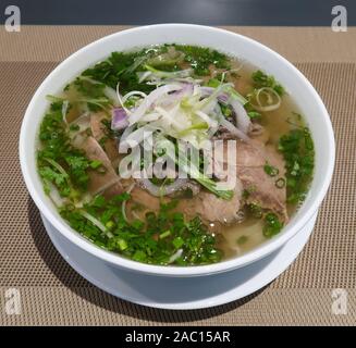 Traditionelle vietnamesische Nudelsuppe (Pho Bo) in einem lokalen Restaurant. Pho war auf Welt 50 Die Leckersten Lebensmittel durch CNN Gehen zusammengefasst aufgeführt. Stockfoto