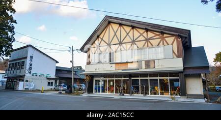 Aomori, Japan - 5 November, 2019. Kleine Stadt im Herbst in der Nähe von Lake Towada in Aomori, Japan. See Towada ist eine von Japans berühmtesten Herbst Farbe Flecken. Stockfoto