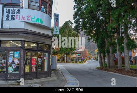 Aomori, Japan - 5 November, 2019. Kleine Stadt im Herbst in der Nähe von Lake Towada in Aomori, Japan. See Towada ist eine von Japans berühmtesten Herbst Farbe Flecken. Stockfoto