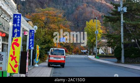 Aomori, Japan - 5 November, 2019. Kleine Stadt im Herbst in der Nähe von Lake Towada in Aomori, Japan. See Towada ist eine von Japans berühmtesten Herbst Farbe Flecken. Stockfoto