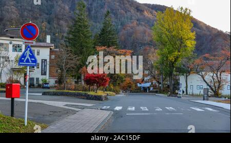 Aomori, Japan - 5 November, 2019. Kleine Stadt im Herbst in der Nähe von Lake Towada in Aomori, Japan. See Towada ist eine von Japans berühmtesten Herbst Farbe Flecken. Stockfoto