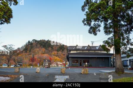 Aomori, Japan - 5 November, 2019. Kleine Stadt im Herbst in der Nähe von Lake Towada in Aomori, Japan. See Towada ist eine von Japans berühmtesten Herbst Farbe Flecken. Stockfoto