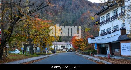 Aomori, Japan - 5 November, 2019. Kleine Stadt im Herbst in der Nähe von Lake Towada in Aomori, Japan. See Towada ist eine von Japans berühmtesten Herbst Farbe Flecken. Stockfoto