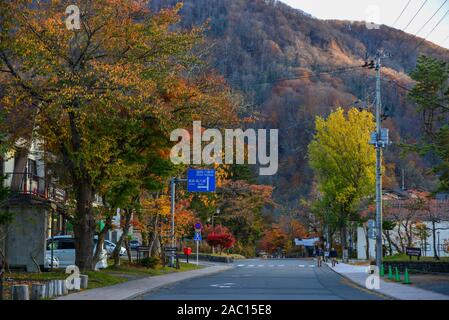 Aomori, Japan - 5 November, 2019. Kleine Stadt im Herbst in der Nähe von Lake Towada in Aomori, Japan. See Towada ist eine von Japans berühmtesten Herbst Farbe Flecken. Stockfoto