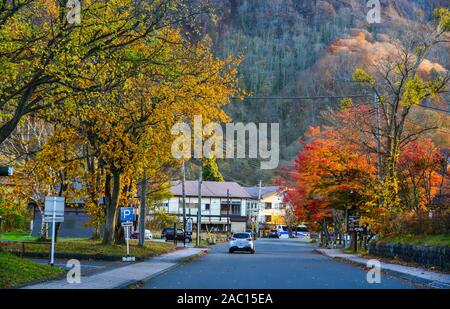 Aomori, Japan - 5 November, 2019. Kleine Stadt im Herbst in der Nähe von Lake Towada in Aomori, Japan. See Towada ist eine von Japans berühmtesten Herbst Farbe Flecken. Stockfoto