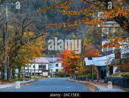 Aomori, Japan - 5 November, 2019. Kleine Stadt im Herbst in der Nähe von Lake Towada in Aomori, Japan. See Towada ist eine von Japans berühmtesten Herbst Farbe Flecken. Stockfoto