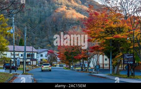 Aomori, Japan - 5 November, 2019. Kleine Stadt im Herbst in der Nähe von Lake Towada in Aomori, Japan. See Towada ist eine von Japans berühmtesten Herbst Farbe Flecken. Stockfoto