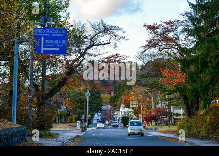 Aomori, Japan - 5 November, 2019. Kleine Stadt im Herbst in der Nähe von Lake Towada in Aomori, Japan. See Towada ist eine von Japans berühmtesten Herbst Farbe Flecken. Stockfoto