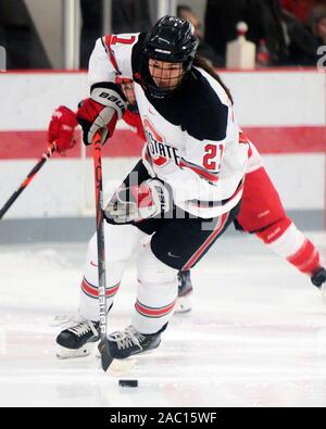 Columbus, Ohio, USA. 29 Nov, 2019. Ohio State Buckeyes vorwärts Liz Schepers (21) hndles den Puck gegen Cornell in ihr Spiel in Columbus, Ohio. Brent Clark/CSM/Alamy leben Nachrichten Stockfoto