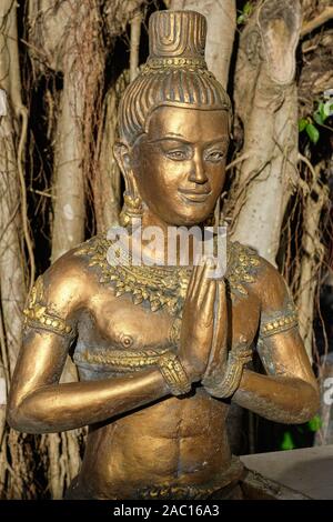 Statue von einem himmlischen Wesen mit Händen in der traditionellen thailändischen gefaltet Gruß, der 'Wai', im Wat Phra Nang San, Phuket, Thailand Stockfoto