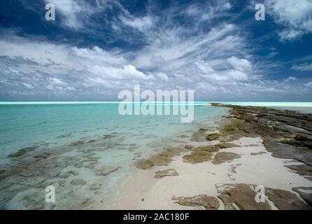 Dramatischer Himmel und das türkisfarbene Meer, ein Fuß Insel Aitutaki, Cook Inseln, Südpazifik Stockfoto