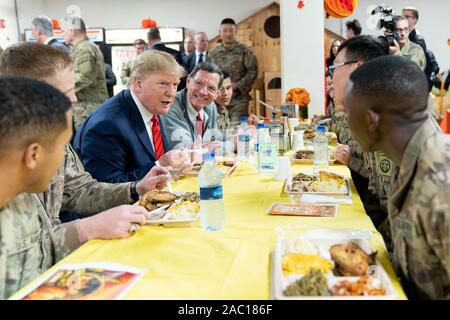 Afghanistan. 28 Nov, 2019. Präsident Donald J. Trumpf, verbunden von Senator John barrasso, R - Wyo. Gespräche mit den Vereinigten Staaten service Mitglieder zum Flughafen Bagram in Afghanistan Donnerstag, November 28, 2019, während einer überraschung Danksagung Besuch bereitgestellt. Personen: Präsident Donald Trump Credit: Stürme Media Group/Alamy leben Nachrichten Stockfoto