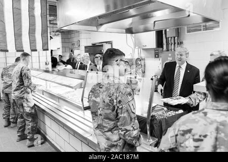 Afghanistan. 28 Nov, 2019. Präsident Donald J. Trumpf dient Thanksgiving Dinner nach Usa service Mitglieder zum Flughafen Bagram Donnerstag, November 28, 2019, in Afghanistan Personen: Präsident Donald Trump Credit: Stürme Media Group/Alamy leben Nachrichten Stockfoto