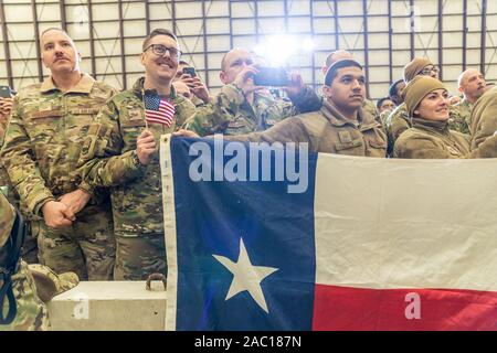 Afghanistan. 28 Nov, 2019. United States service Mitglieder bereitgestellt Flughafen Bagram in Afghanistan halten Usa und Texas State flags, wie sie Präsident Donald J. Trumpf hören Erläuterungen liefern Donnerstag, November 28, 2019, während einer überraschung Thanksgiving besuchen Personen: Präsident Donald Trump Credit: Stürme Media Group/Alamy leben Nachrichten Stockfoto