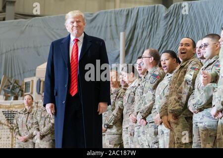 Afghanistan. 28 Nov, 2019. Präsident Donald J. Trumpf grüßt Usa service Mitglieder zum Flughafen Bagram in Afghanistan Donnerstag, November 28, 2019, während einer überraschung Danksagung Besuch bereitgestellt. Personen: Präsident Donald Trump Credit: Stürme Media Group/Alamy leben Nachrichten Stockfoto