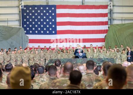 Afghanistan. 28 Nov, 2019. Präsident Donald J. Trumpf liefert Erläuterungen zu United States service Mitglieder zum Flughafen Bagram in Afghanistan Donnerstag, November 28, 2019, während einer überraschung Thanksgiving besuchen Personen: Präsident Donald Trump Credit: Stürme Media Group/Alamy Leben Nachrichten bereitgestellt Stockfoto