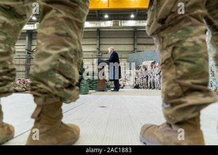 Afghanistan. 28 Nov, 2019. Präsident Donald J. Trumpf liefert Erläuterungen zu United States service Mitglieder zum Flughafen Bagram in Afghanistan Donnerstag, November 28, 2019, während einer überraschung Thanksgiving besuchen Personen: Präsident Donald Trump Credit: Stürme Media Group/Alamy Leben Nachrichten bereitgestellt Stockfoto