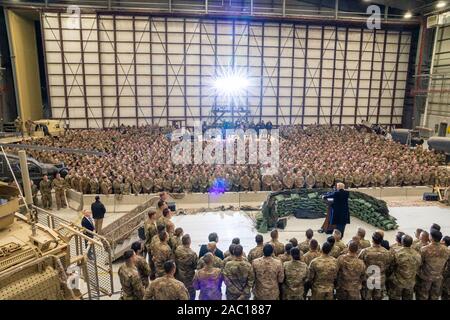 Afghanistan. 28 Nov, 2019. Präsident Donald J. Trumpf liefert Erläuterungen zu United States service Mitglieder zum Flughafen Bagram in Afghanistan Donnerstag, November 28, 2019, während einer überraschung Danksagung Besuch bereitgestellt. Personen: Präsident Donald Trump Credit: Stürme Media Group/Alamy leben Nachrichten Stockfoto