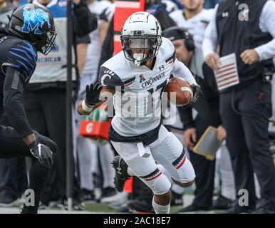 Memphis, TN, USA. 29 Nov, 2019. Cincinnati's Rashad Medaris #17 während der NCAA Football Spiel zwischen der Memphis Tigers und die Cincinnati Bearcats an Liberty Bowl Memorial Stadium in Memphis, TN. Kyle Okita/CSM/Alamy leben Nachrichten Stockfoto