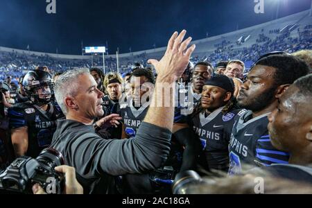 Memphis, TN, USA. 29 Nov, 2019. Memphis Head Coach Mike Norvell Adressen sein Team nach den NCAA Football Spiel zwischen der Memphis Tigers und die Cincinnati Bearcats an Liberty Bowl Memorial Stadium in Memphis, TN. Kyle Okita/CSM/Alamy leben Nachrichten Stockfoto