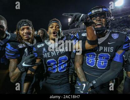 Memphis, TN, USA. 29 Nov, 2019. Memphis fußball Spieler feiern nach dem Gewinn der NCAA Football Spiel zwischen der Memphis Tigers und die Cincinnati Bearcats an Liberty Bowl Memorial Stadium in Memphis, TN. Kyle Okita/CSM/Alamy leben Nachrichten Stockfoto