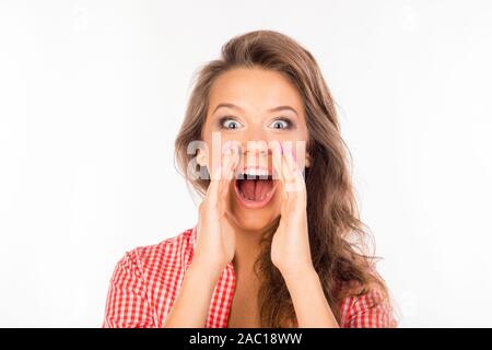 Fröhliche junge Frau in T-Shirt, Hände halten in der Nähe von Mund schreien Stockfoto