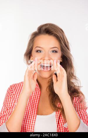 Fröhliche junge Frau in T-Shirt, Hände halten in der Nähe der Öffnung Stockfoto