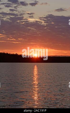 Sun Reflexionen auf einer Swan Lake in den Kenai Wildlife Refuge in Alaska Stockfoto