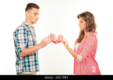 Junge getrennt Paar Tränende Herz aus Papier Stockfoto