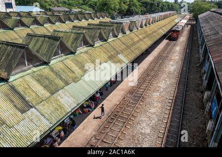 Das tägliche Leben am Yangon Bahnhof in Myanmar Stockfoto