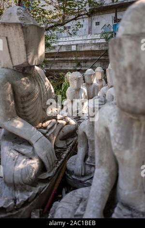 Marmorsteinstatuen von Buddha, die in Mandalay, Myanmar, geschnitzt wurden Stockfoto